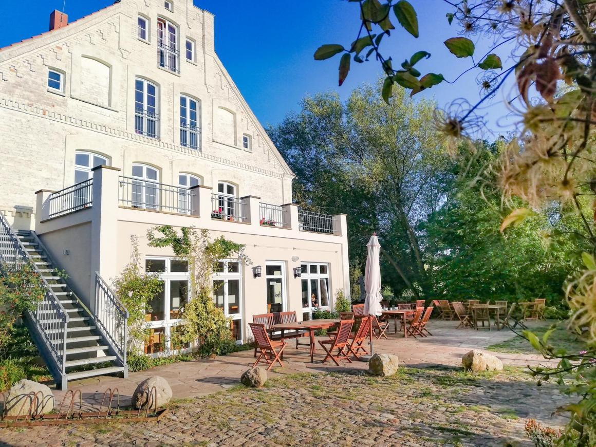 GHP Außenansicht Sommer Terrasse ERHOLUNGSZEIT IM GUTSHAUS PARIN