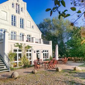 GHP Außenansicht Sommer Terrasse ERHOLUNGSZEIT IM GUTSHAUS PARIN
